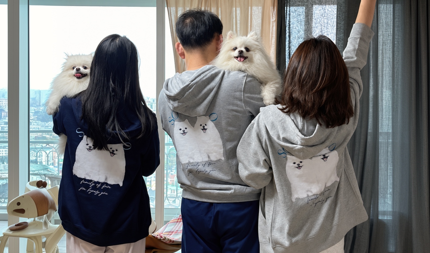 마플 후드집업 제작 - 강아지 두 마리 사진과 영문 문구를 등판에 넣어 가족끼리 맞춰 입은 후드집업