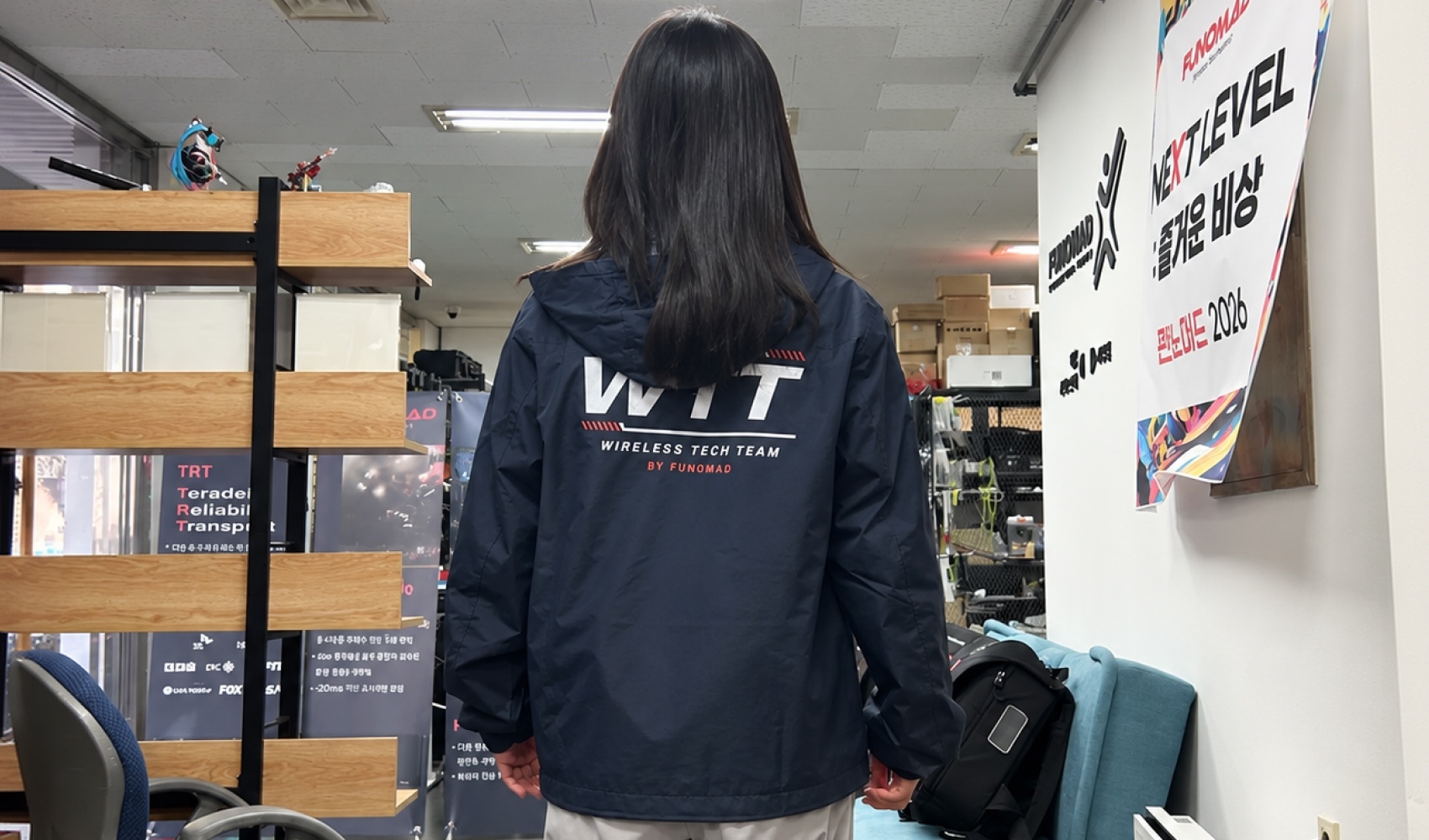 마플 바람막이 제작 - 네이비 바람막이 등판에 흰색 WTT 로고와 빨간색 영문 문구를 넣은 회사 유니폼 착용 뒷모습