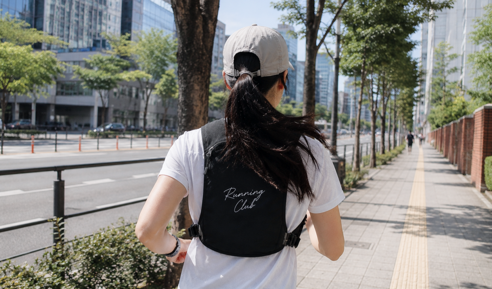 마플 커스텀 러닝 조끼, 야외에서 조끼를 착용한 뒷면 이미지