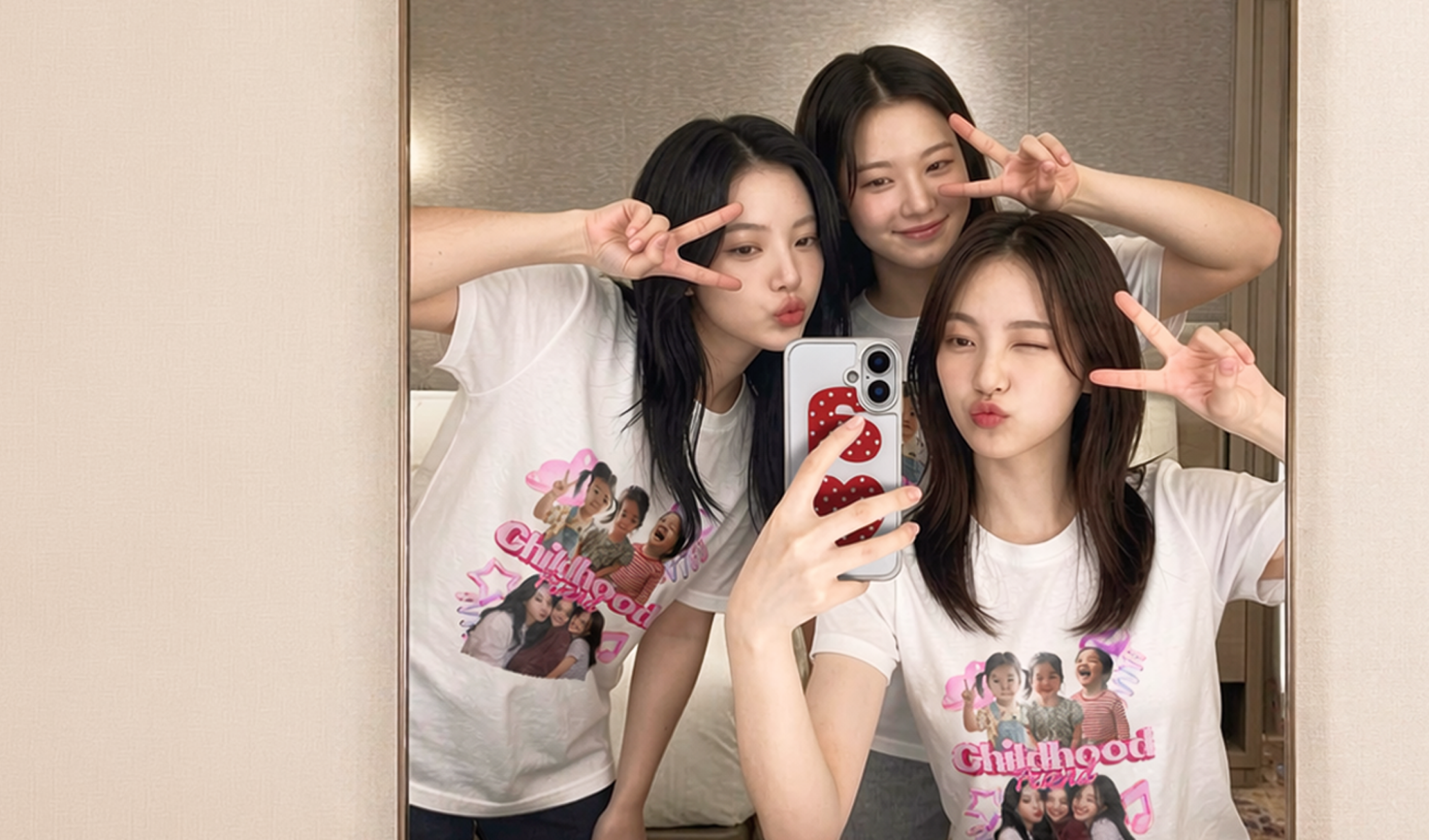 마플 우정 티셔츠 – 친구 사진을 인쇄한 커스텀 우정 티셔츠를 맞춰 입고 거울 셀카를 찍는 3명의 여성