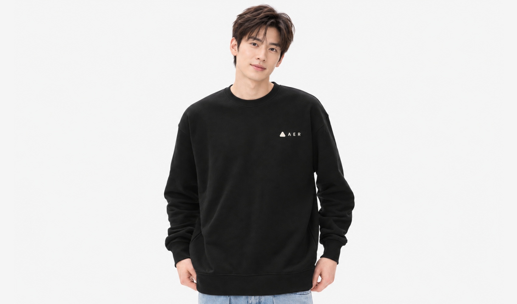 마플 프린트스타 오버핏 기모 맨투맨에 AER 로고를 왼쪽 가슴에 넣은 남성 스튜디오 착용 이미지