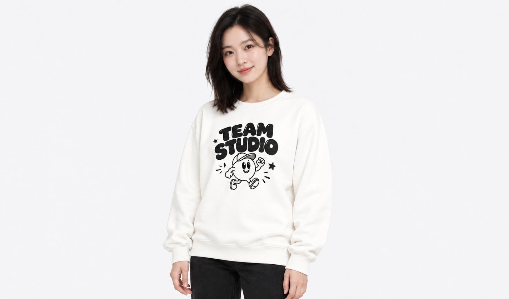 마플 비캔버스 스페셜 인터록 오버핏 맨투맨에 team studio 로고를 앞면 중앙에 넣은 여성 스튜디오 착용 이미지