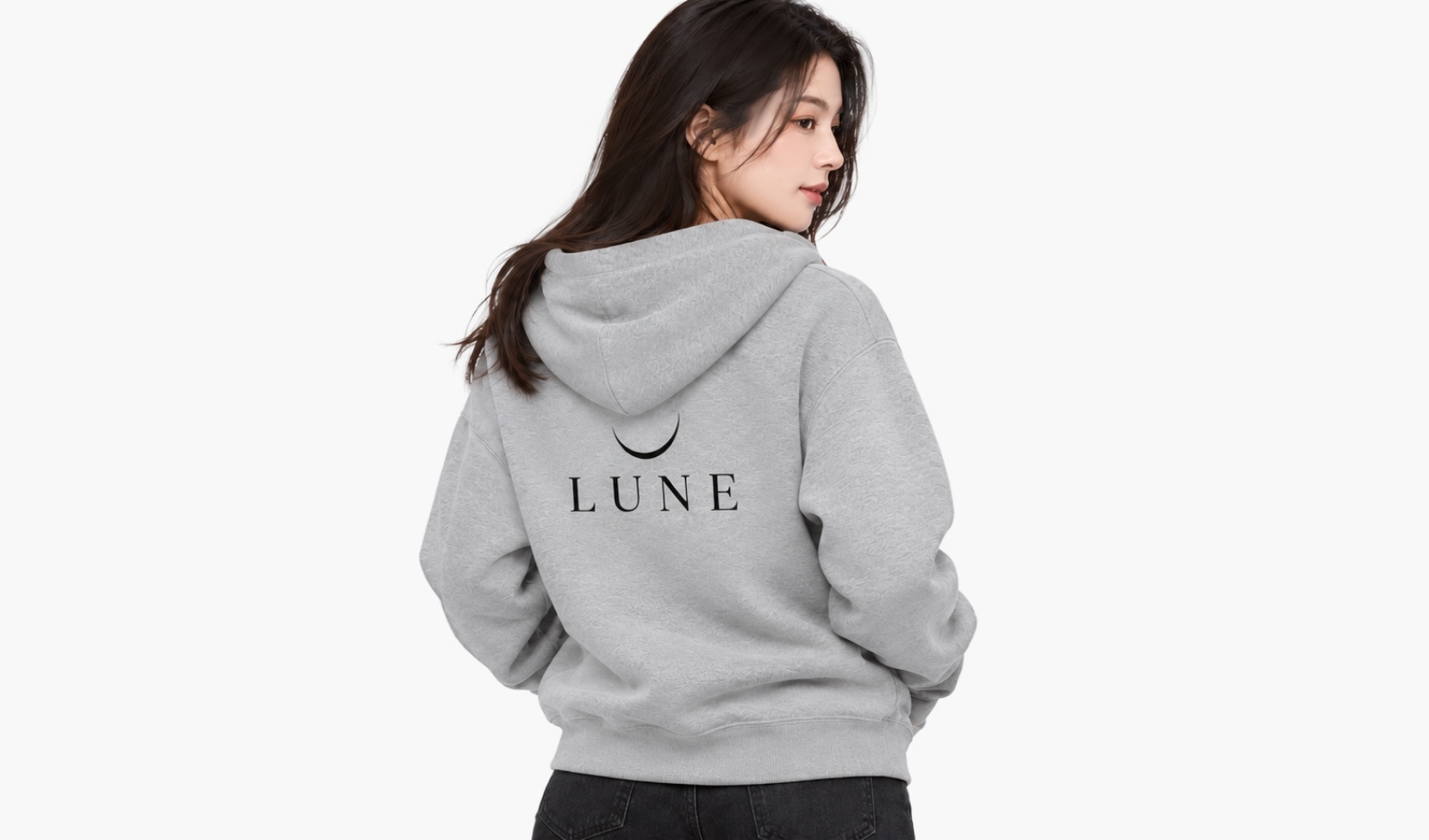 마플 후드집업 제작 - 등판에 LUNE 로고를 넣은 비캔버스 인터록 후드집업을 착용한 여성 스튜디오 이미지