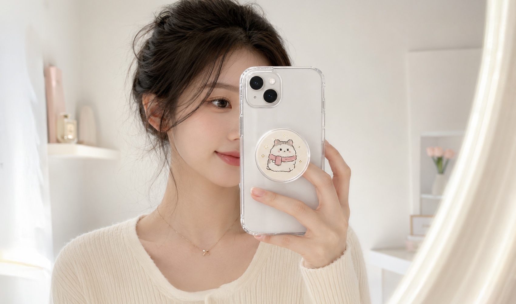 마플 투명 슬라이드 스마트톡 – 햄스터 캐릭터 일러스트를 풀컬러 인쇄해 제작한 스마트톡을 스마트폰에 부착해 들고 거울 셀카를 찍는 이미지