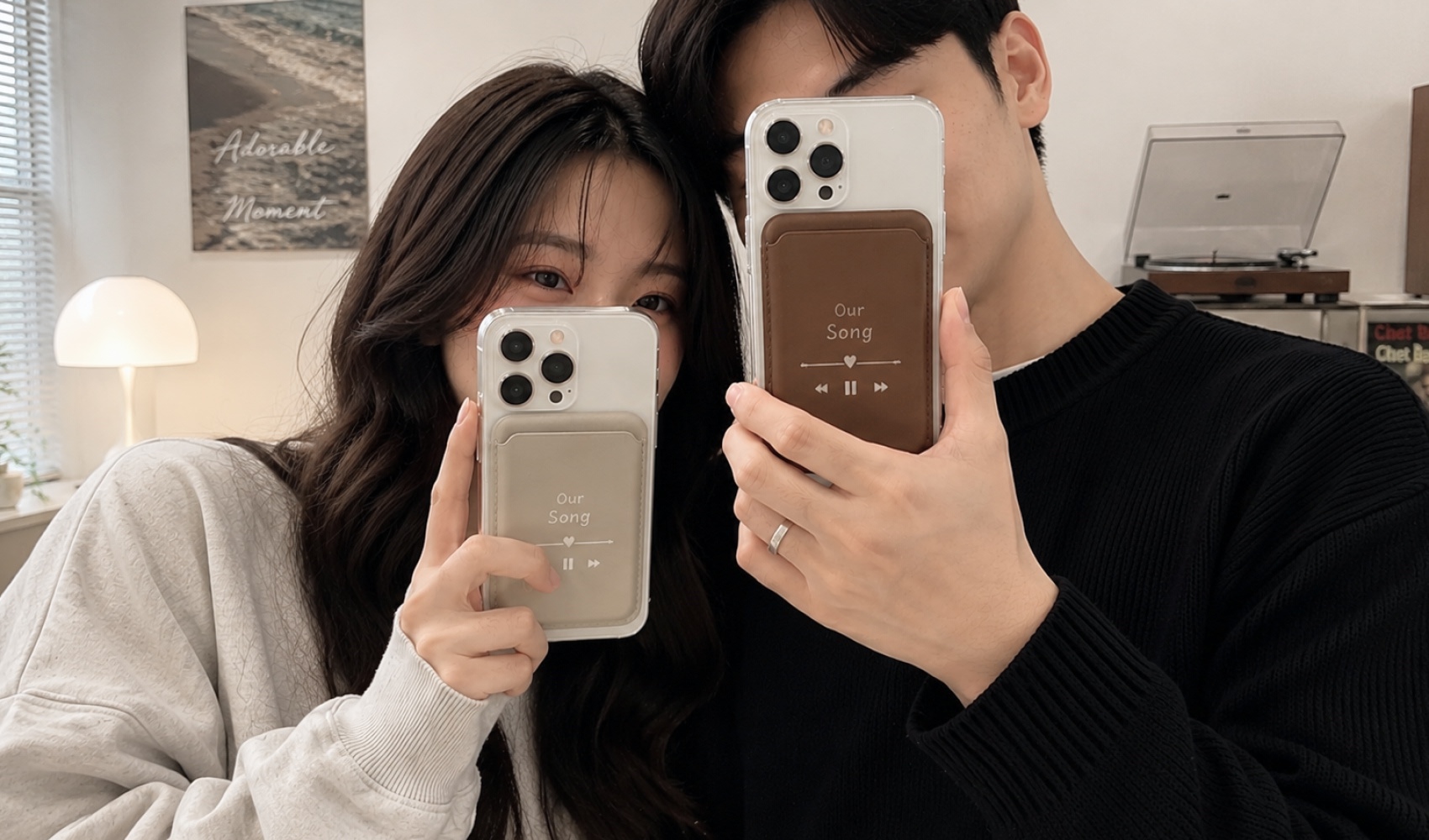 마플 맥세이프 스탠드 가죽 카드지갑 커플 문구 디자인을 UV 인쇄한 그레이·브라운 2종을 커플이 각각 아이폰에 부착해 나란히 들고 있는 이미지