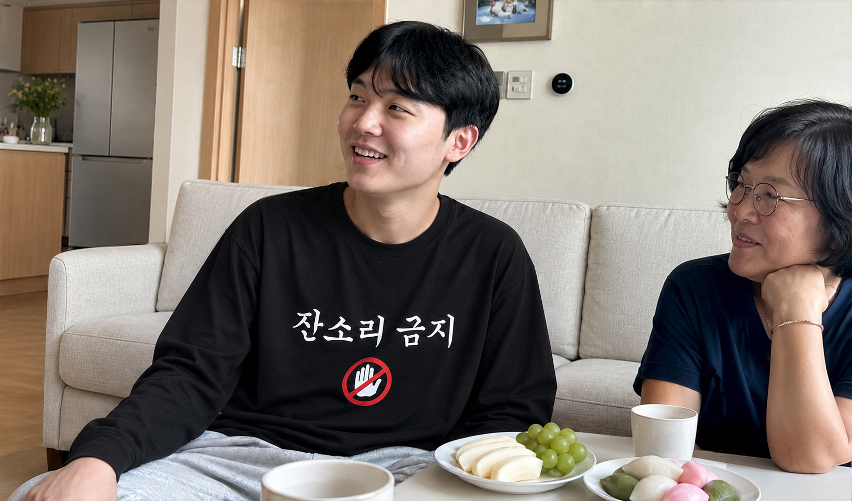 마플 명절 잔소리 방지 티셔츠 만들기 - 잔소리 금지 문구와 금지 아이콘이 프린팅된 검정 맨투맨을 입고 가족과 명절 모임을 하는 모습
