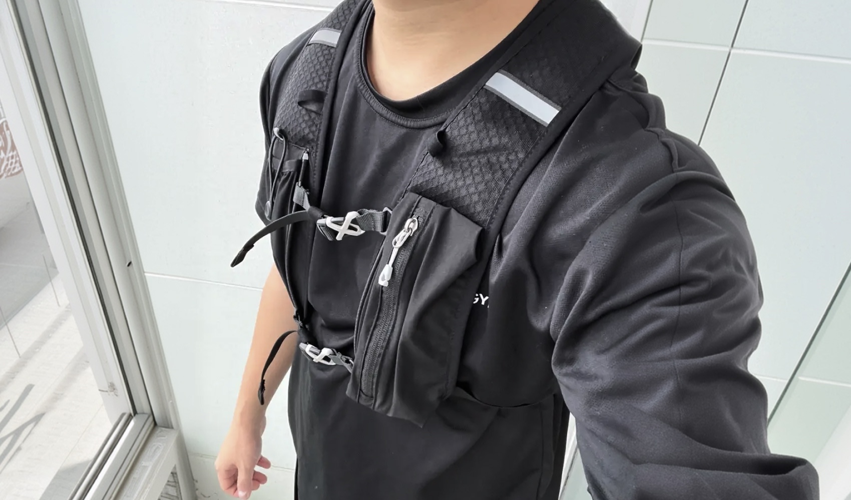 마플 커스텀 러닝 조끼 듀얼 가슴 스트랩과 전면 포켓 구조를 보여주는 착용 정면 이미지