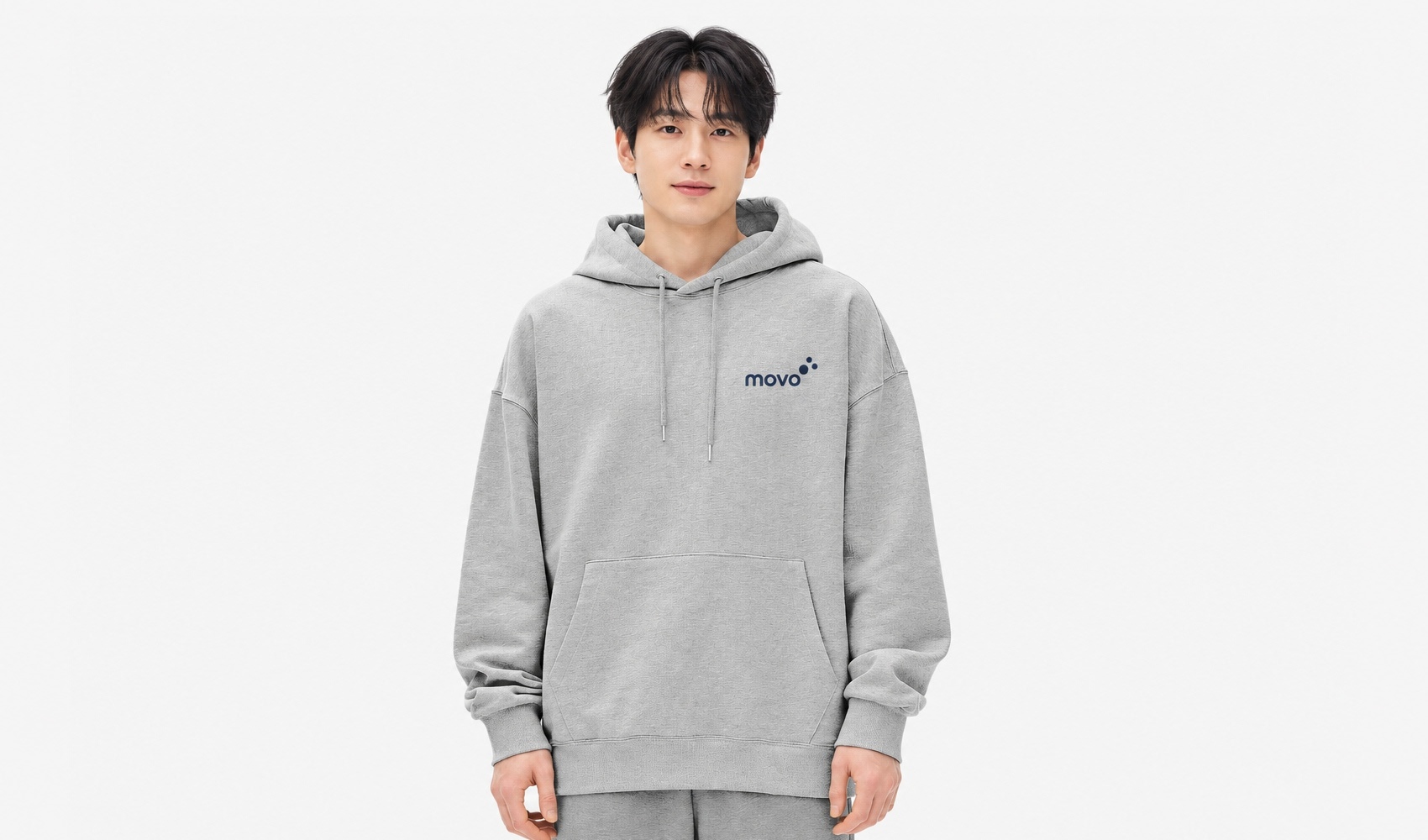 마플 비캔버스 스페셜 인터록 오버핏 후드티에 move 예시 로고를 왼쪽 가슴에 인쇄한 남성 스튜디오 착용 이미지