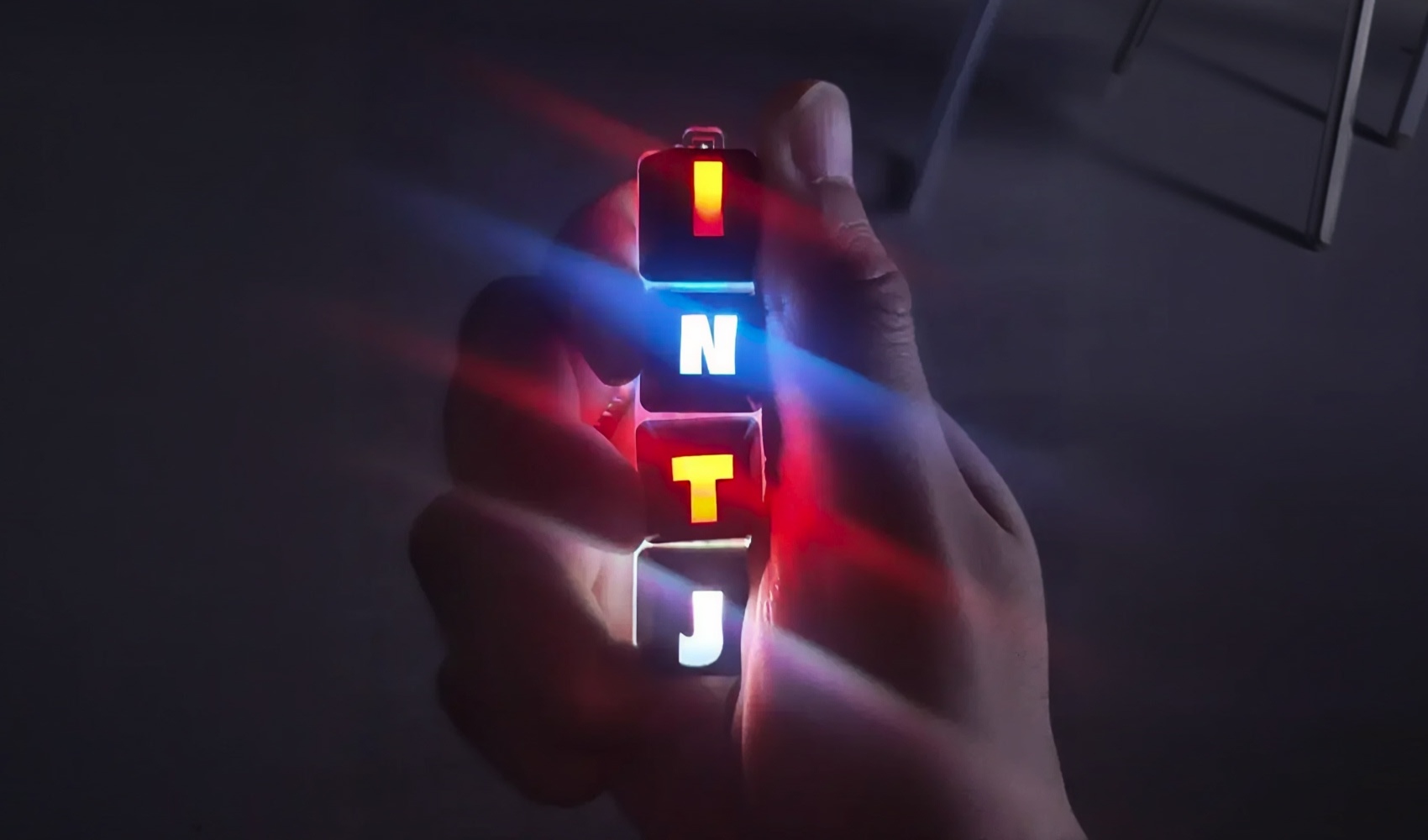 마플 LED 키캡 키링 블랙, INTJ 텍스트 각인 후 레드·블루·화이트 LED 발광 상태 고객 후기 컷