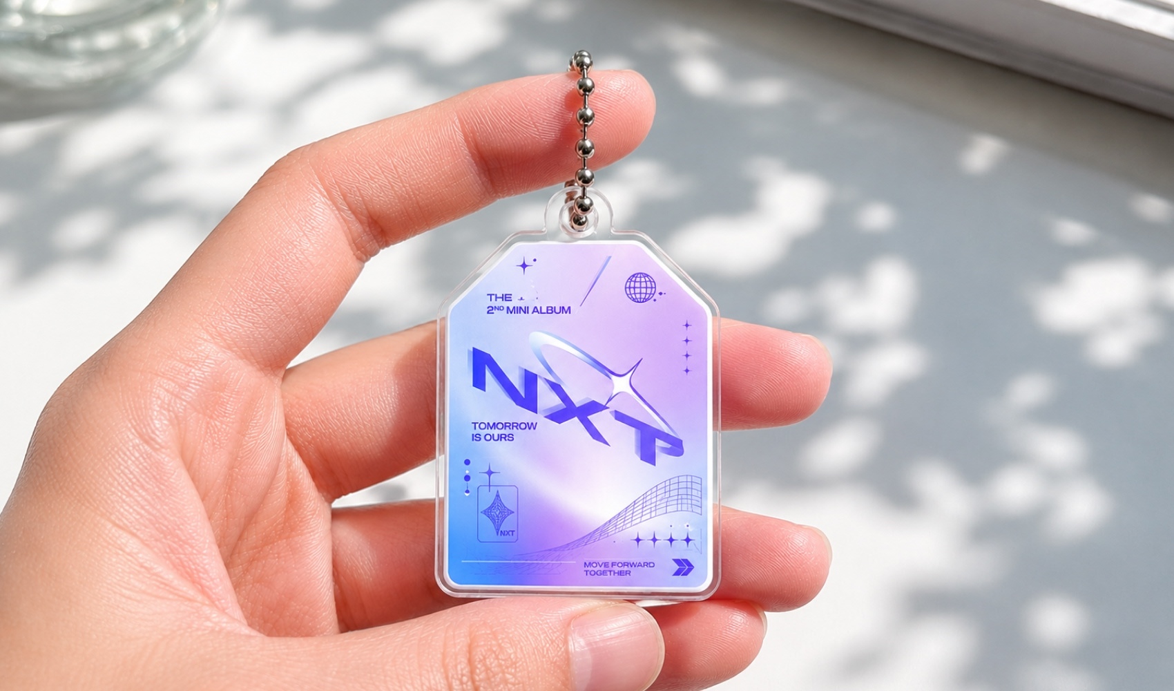마플 오마모리 아크릴 키링 아이돌 앨범 로고를 UV 인쇄한 오마모리 키링을 손에 들고 있는 이미지