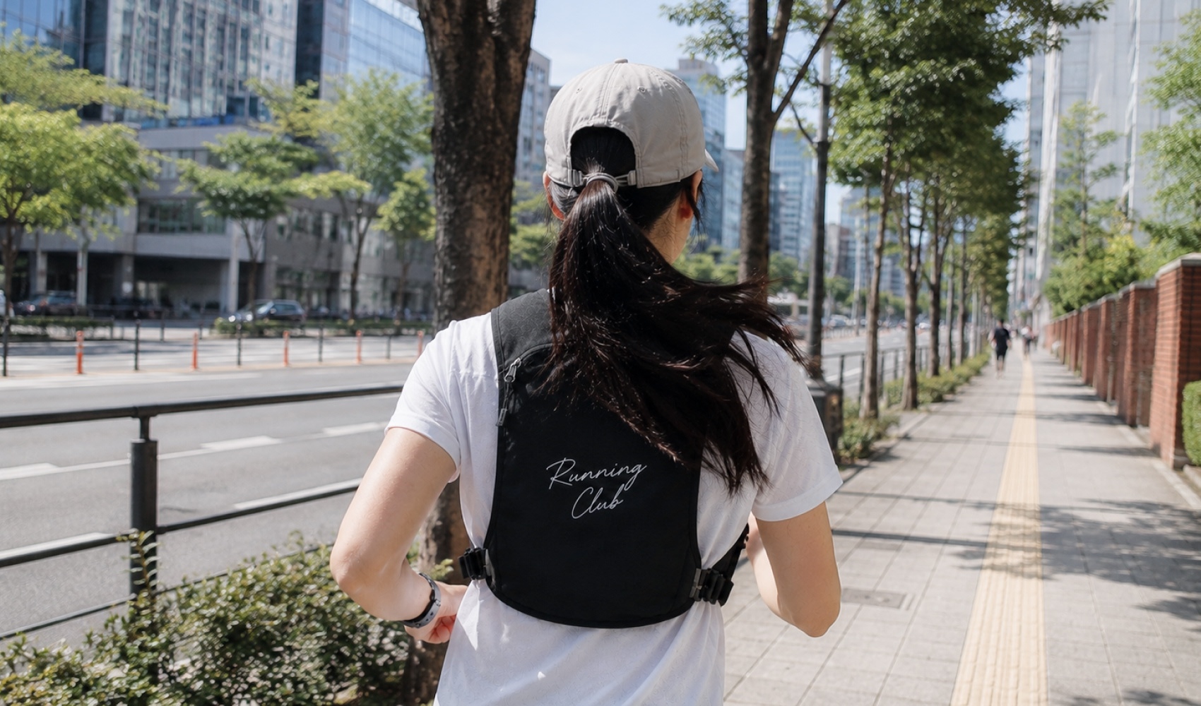 마플 커스텀 러닝 조끼, 야외에서 조끼를 착용한 뒷면 이미지