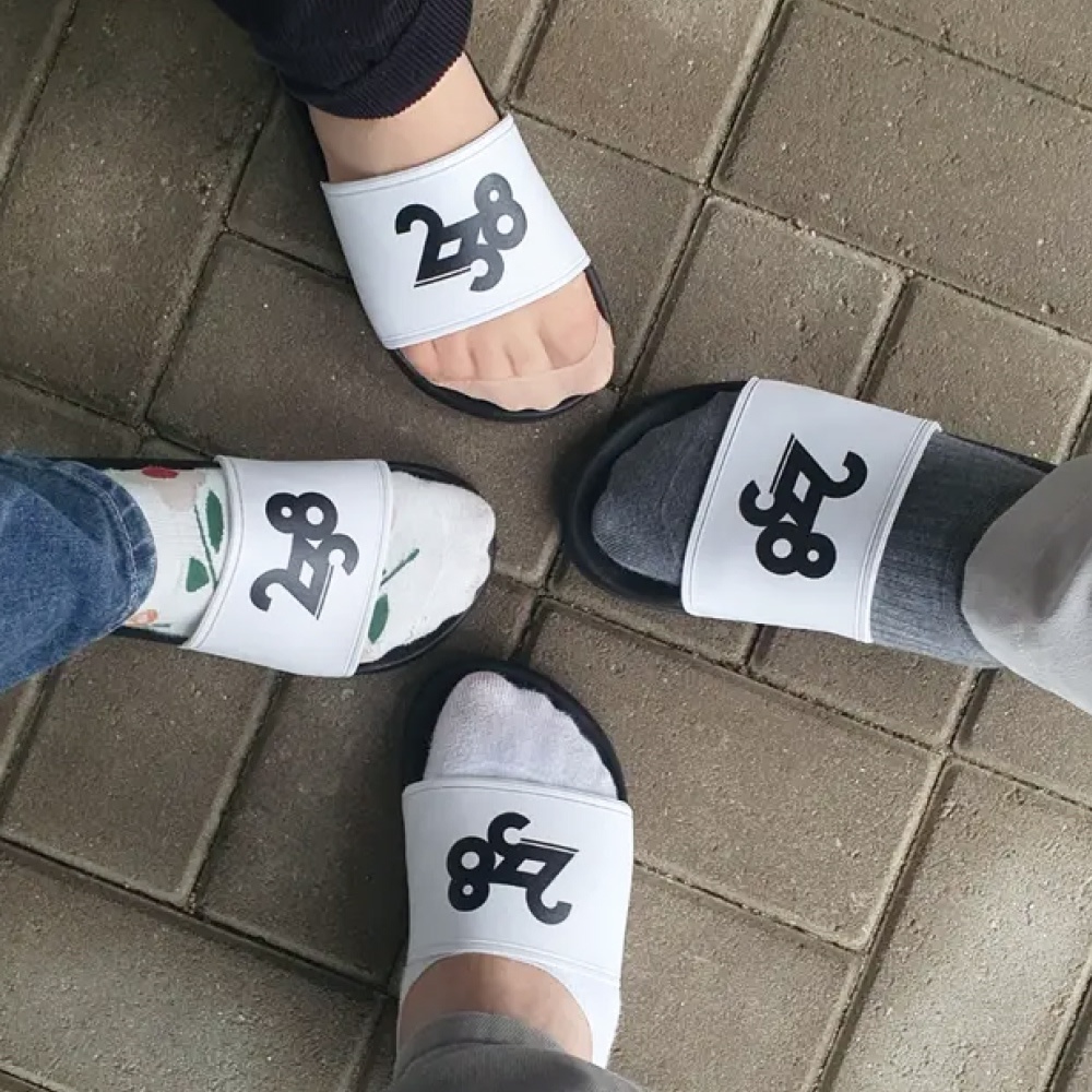 마플 커스텀 슬리퍼 팀 로고를 인쇄한 슬리퍼를 4인이 모여 위에서 찍은 실구매 후기 사진