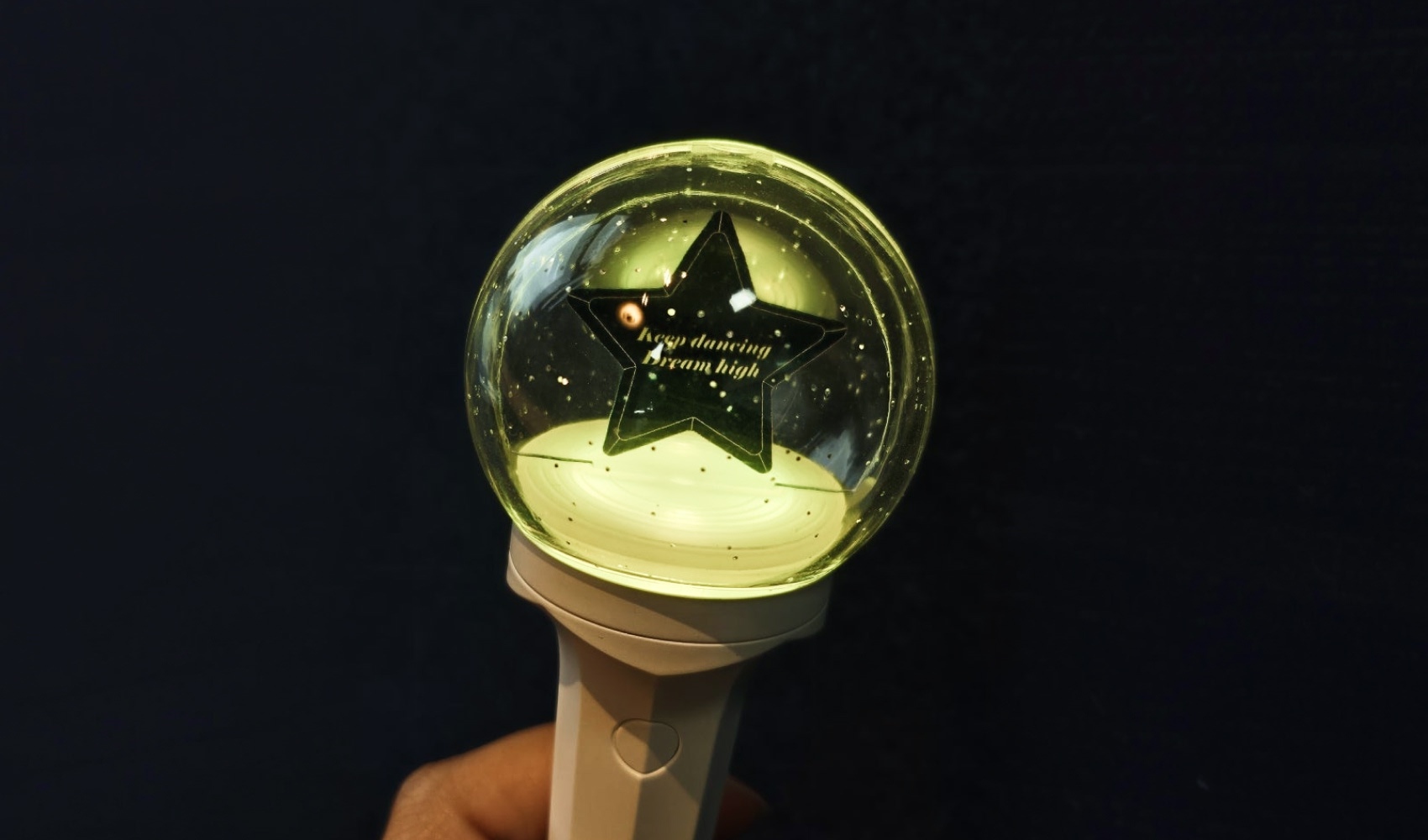마플 LED 응원봉 키링, LED ON 상태에서 아크릴 글로브 내 풀 컬러 인쇄 디자인 시인성 확인용 실물 이미지
