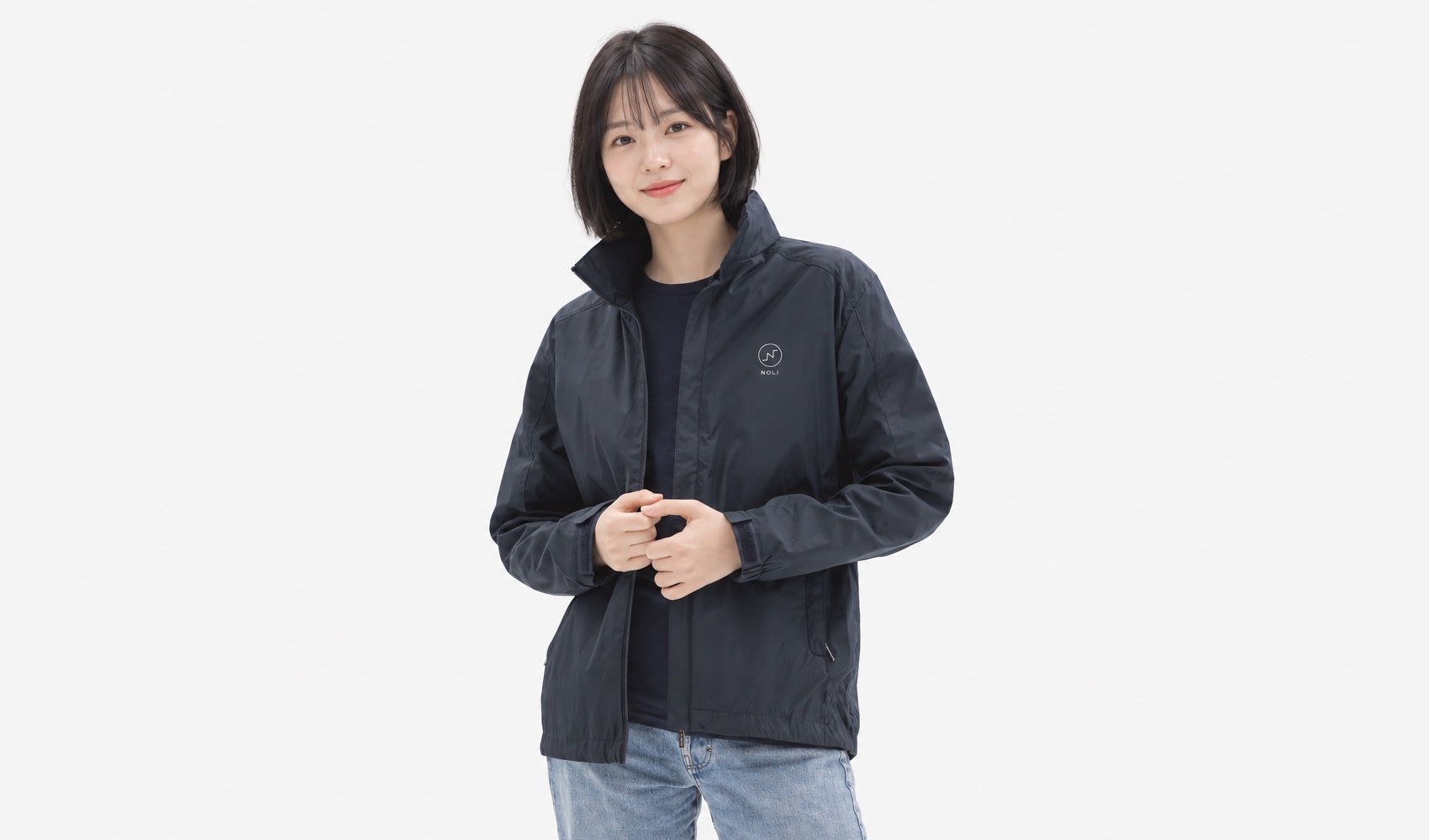 마플 회사 바람막이 제작 - NOLI 로고가 있는 네이비 랜더스 바람막이 자켓을 착용한 여성 스튜디오 이미지