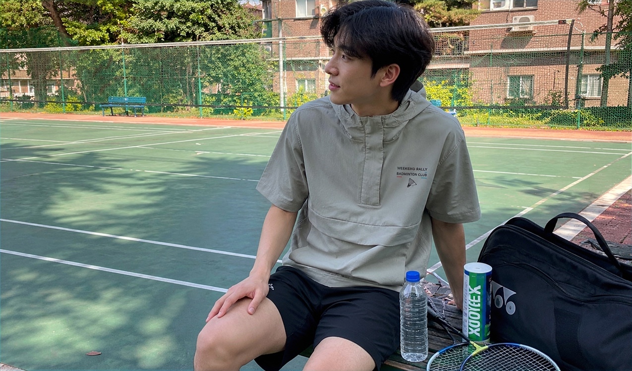 마플 랜더스 150 반소매 아노락 자켓 - 배드민턴 동호회 로고를 인쇄해 제작한 베이지 자켓을 코트에서 착용한 이미지