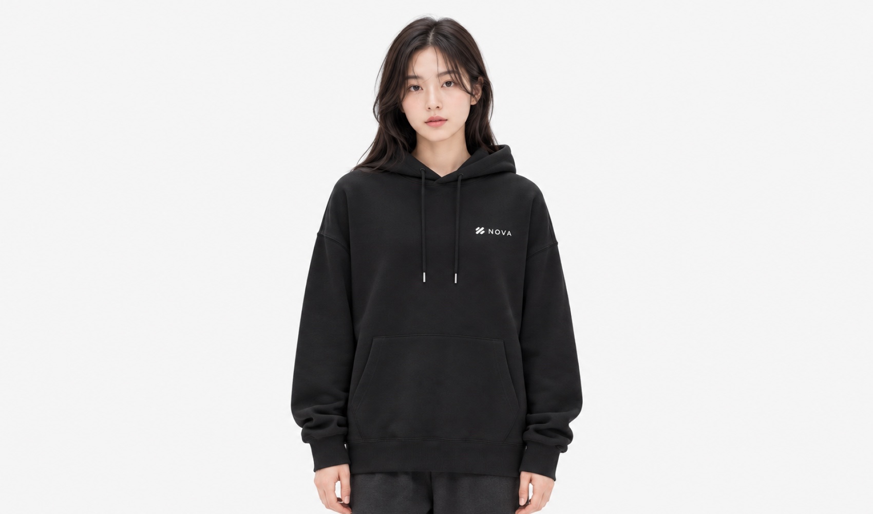 마플 비캔버스 데일리 오버핏 후드티에 NOVA 로고를 왼쪽 가슴에 인쇄한 여성 스튜디오 착용 이미지