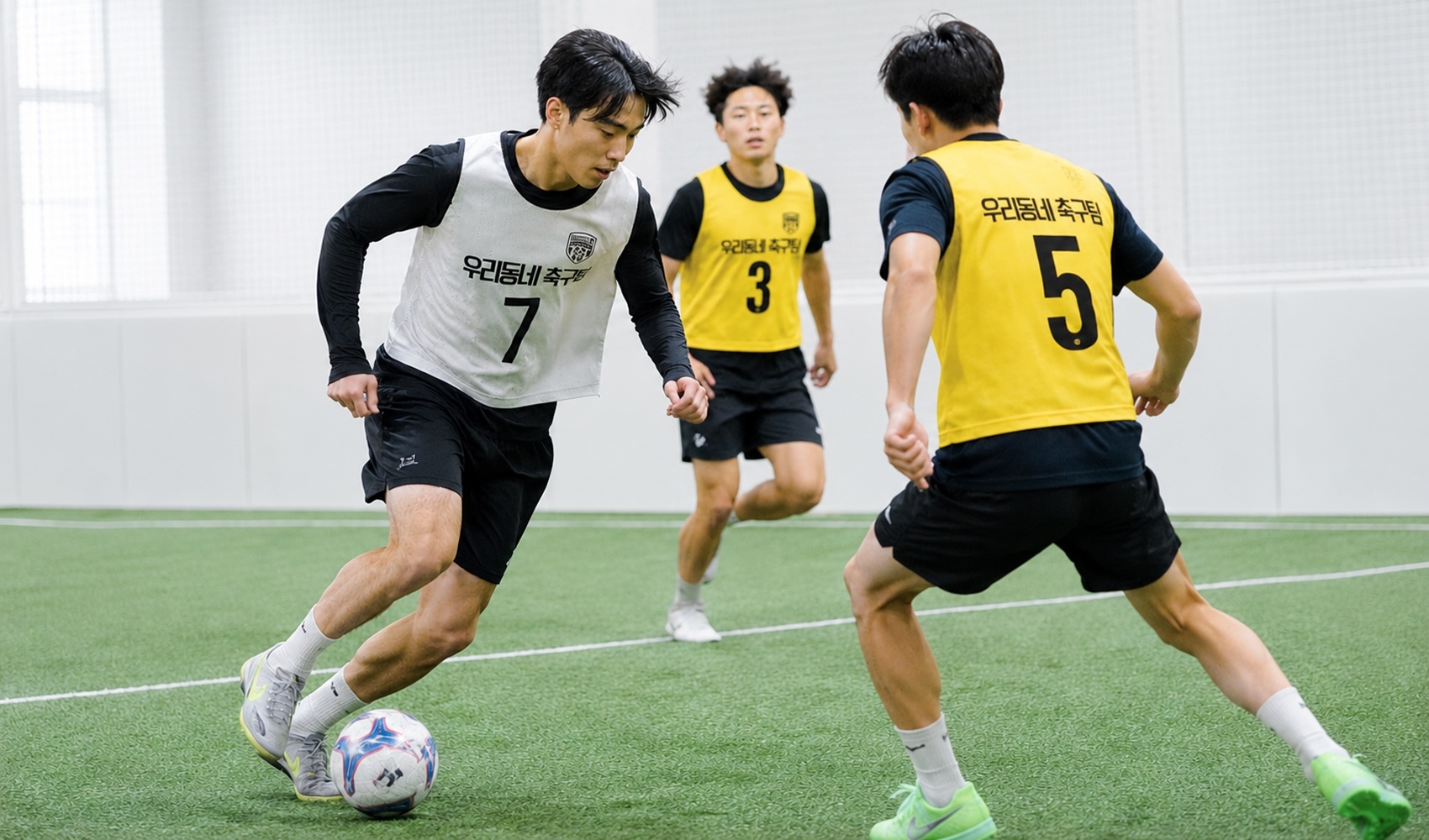 마플 메쉬 팀 조끼 팀명·번호를 인쇄한 화이트·옐로우 조끼를 풋살 경기 중 착용한 이미지