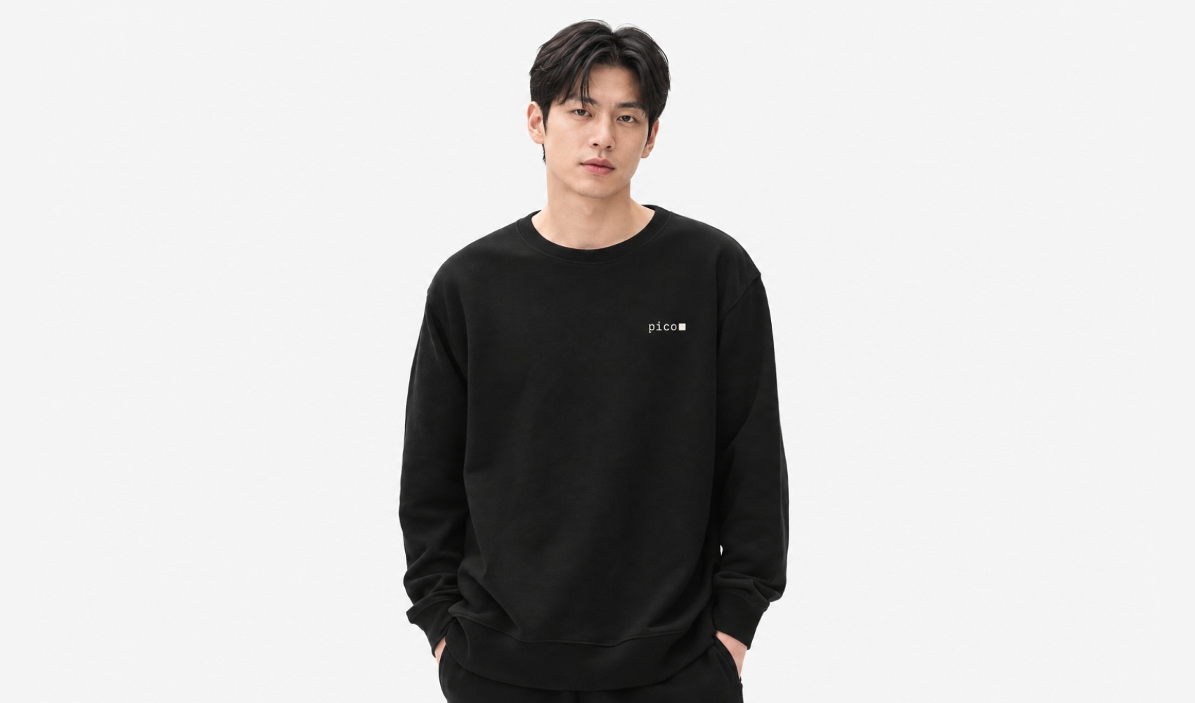 마플 젤란 라이트 맨투맨에 picon 로고를 왼쪽 가슴에 넣은 남성 스튜디오 착용 이미지