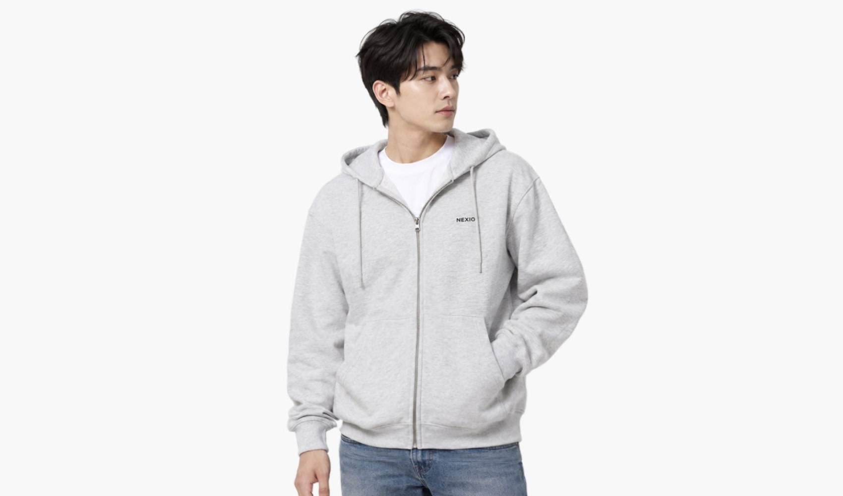 마플 후드집업 제작 - 가슴에 NEXIO 로고를 넣은 비캔버스 데일리 후드집업을 착용한 남성 스튜디오 이미지