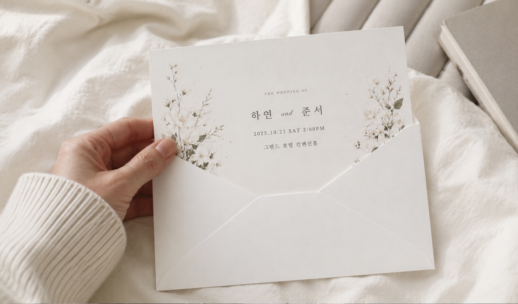 마플 엽서+봉투 세트 플라워 일러스트와 결혼 정보를 인쇄한 청첩장 엽서를 봉투에서 꺼내는 이미지