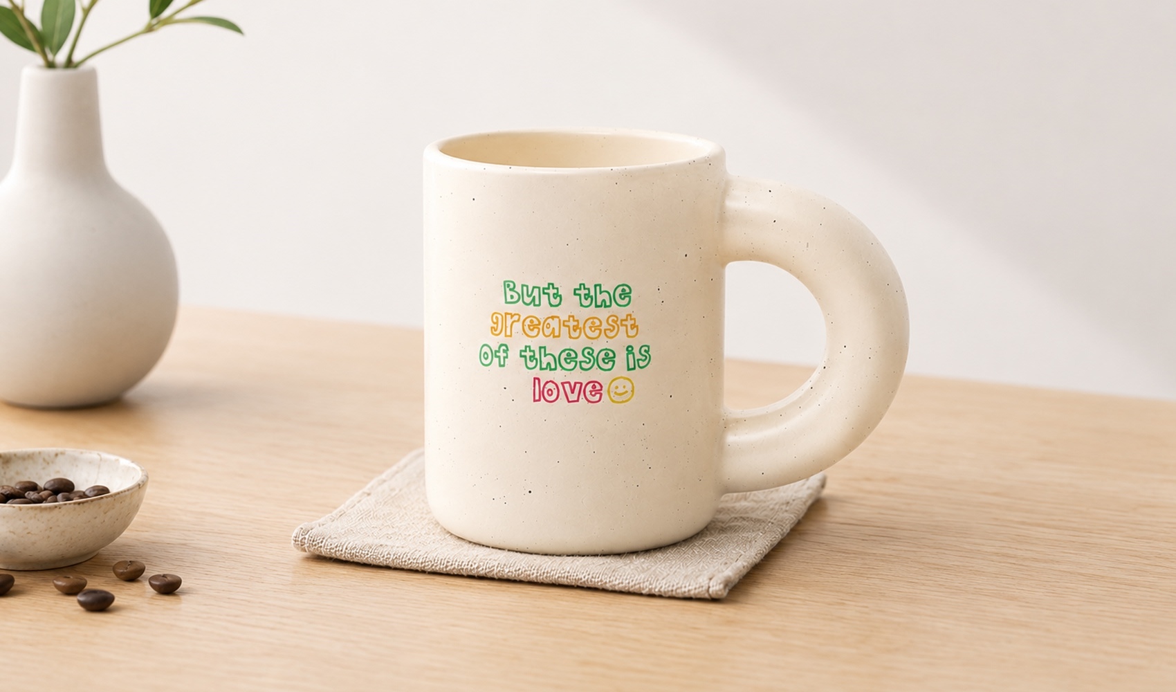 마플 아이보리 마블 머그컵 – 영문 문구를 수전사 인쇄해 제작한 머그컵을 테이블 위에 놓은 이미지