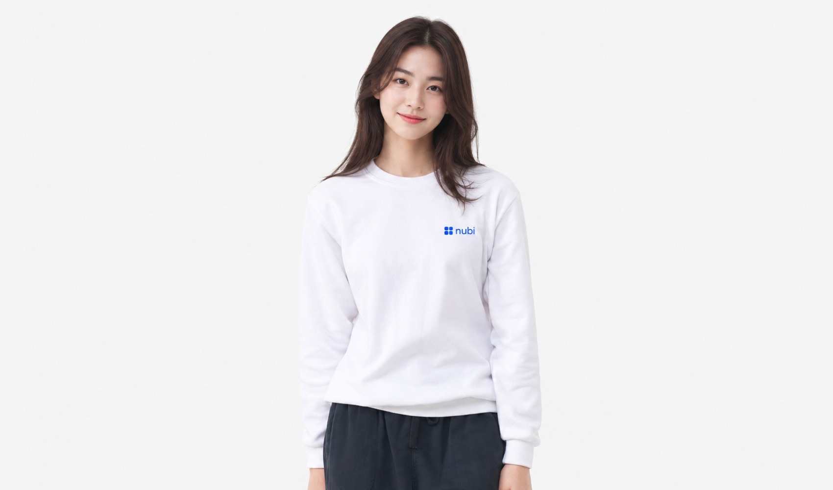 마플 특양면 헤리 맨투맨에 nubi 로고를 왼쪽 가슴에 넣은 여성 스튜디오 착용 이미지