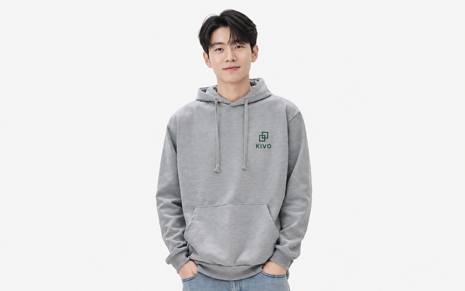 마플 특양면 베이직 후드에 KIVO 예시 로고를 왼쪽 가슴에 인쇄한 남성 스튜디오 착용 이미지