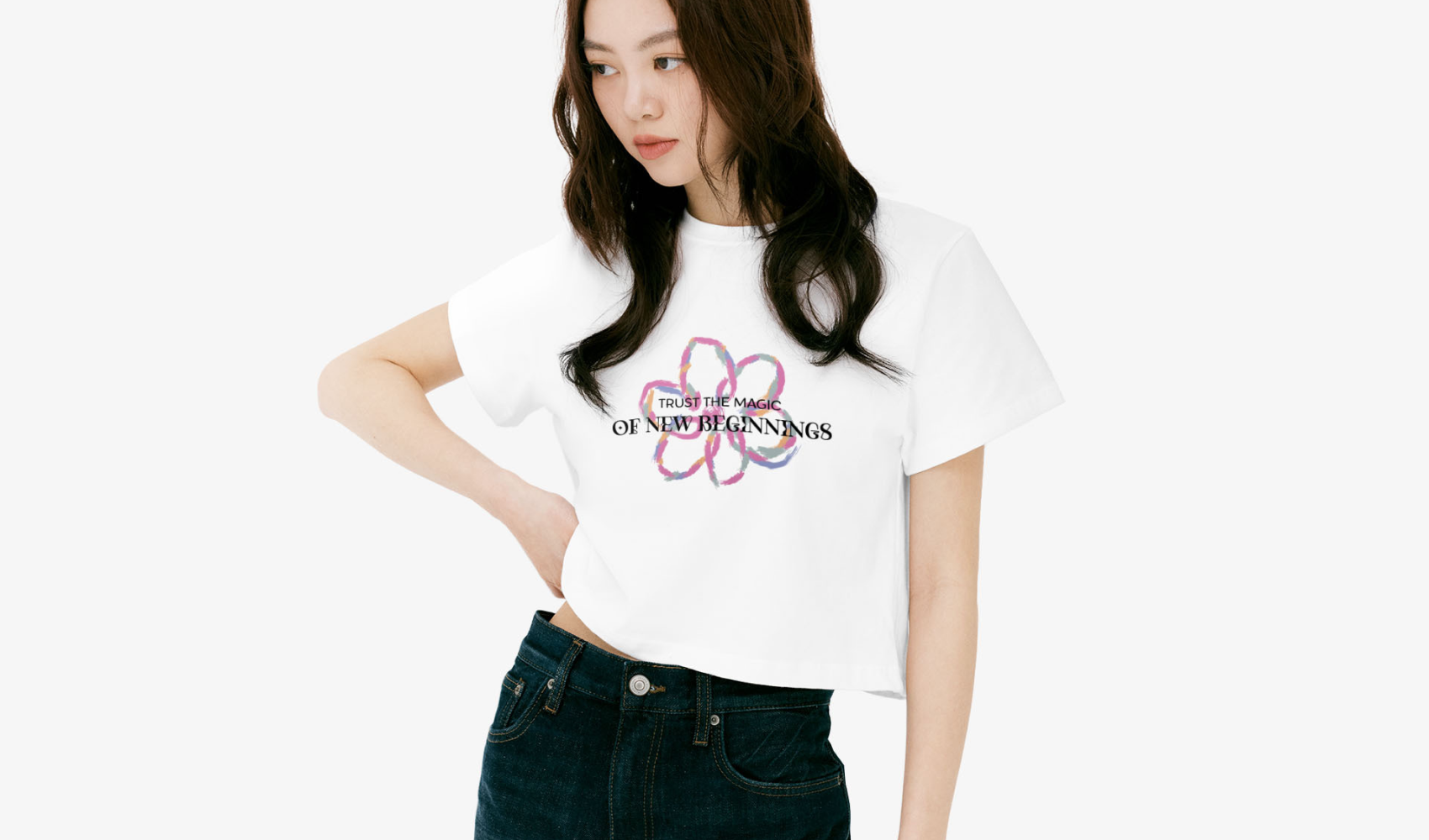 마플 반소매 크롭티 - 꽃 일러스트·영문 문구를 인쇄해 제작한 화이트 크롭티 착용 사양 이미지