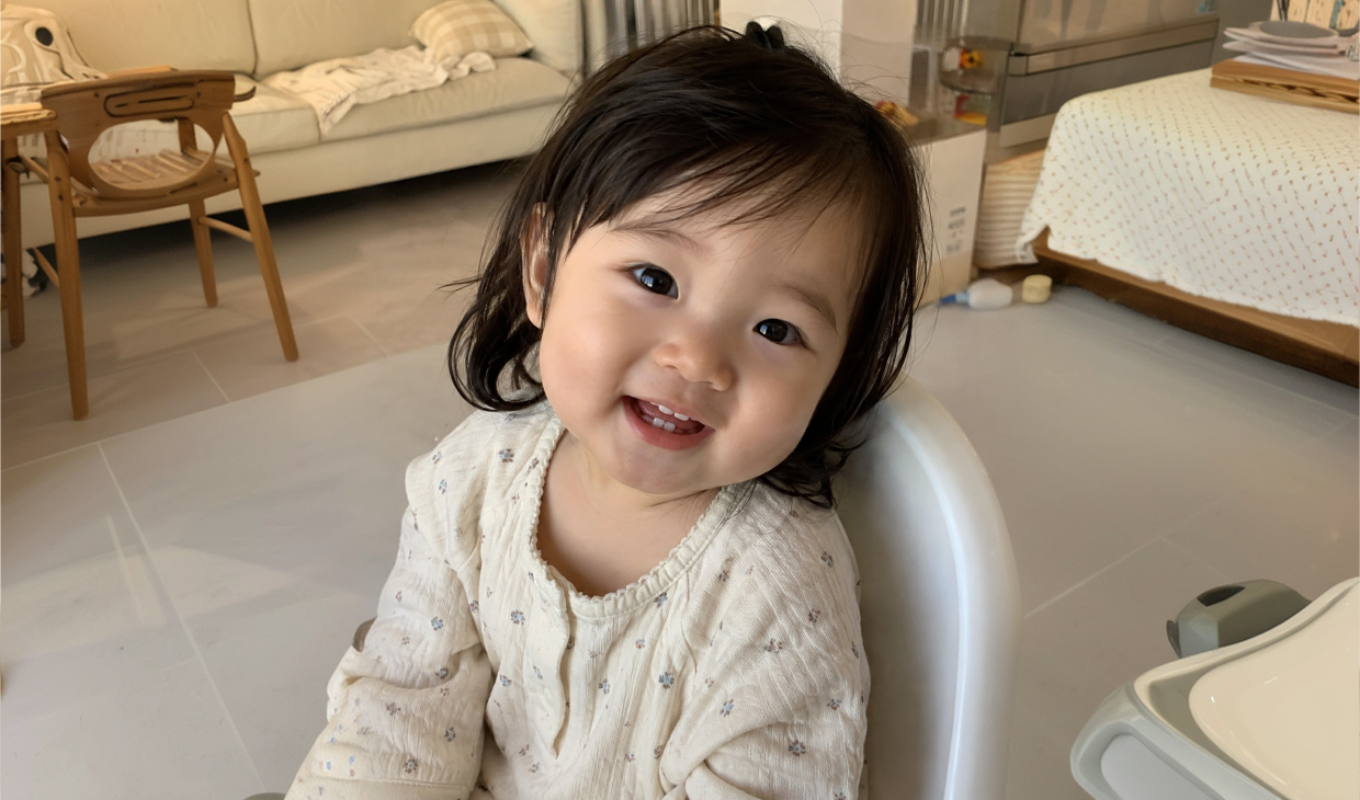마플 아기 커스텀 굿즈 제작용 사진 – 실내에서 카메라를 바라보며 웃고 있는 여자 아기 원본 사진