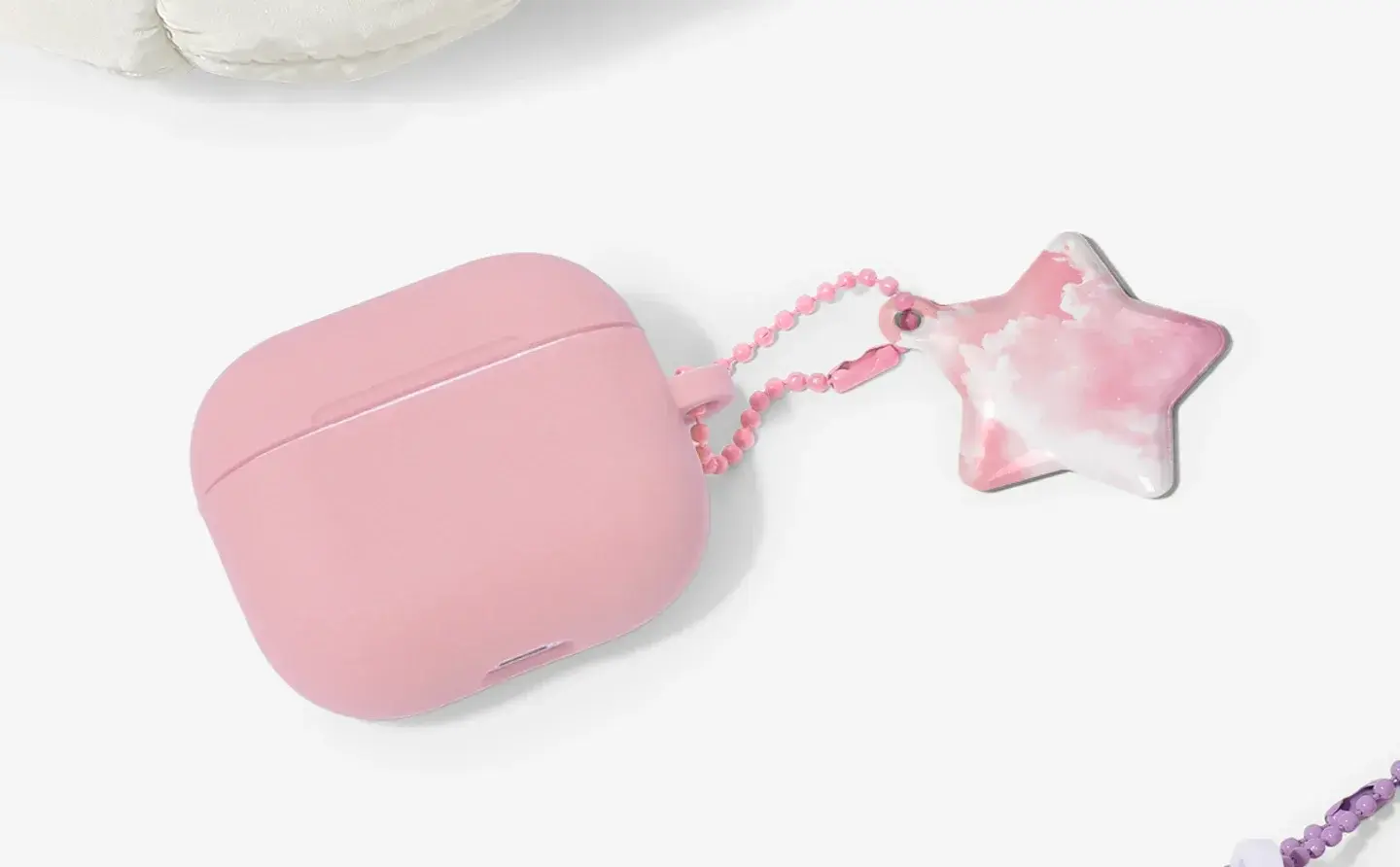 마플 별 말랑 키링 – 분홍색 구름 그래픽을 인쇄한 별 모양 PVC 말랑키링을 무선 이어폰 케이스에 달아 연출한 이미지