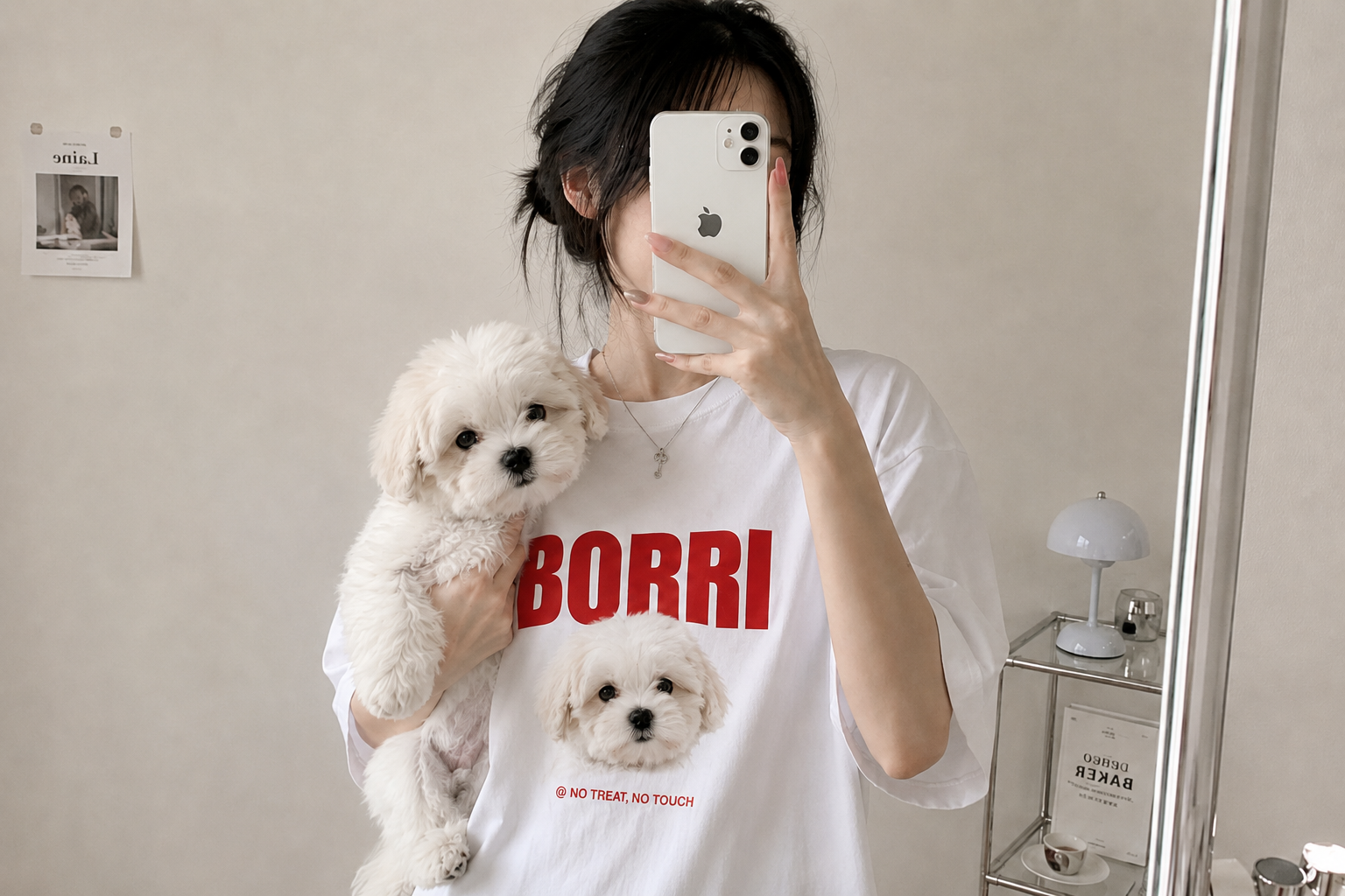마플 반려동물 티셔츠 – 흰색 강아지 사진과 BORRI 이름을 인쇄한 커스텀 티셔츠를 입고 반려견을 안은 채 거울 셀카를 찍는 이미지