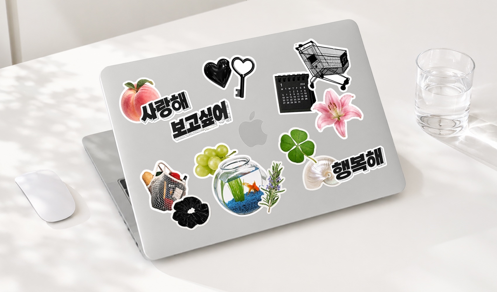 마플 조각 스티커 – 사진·일러스트·한글 문구를 리무버블 소재로 제작한 완칼 조각 스티커를 노트북 외면에 붙여 꾸민 이미지