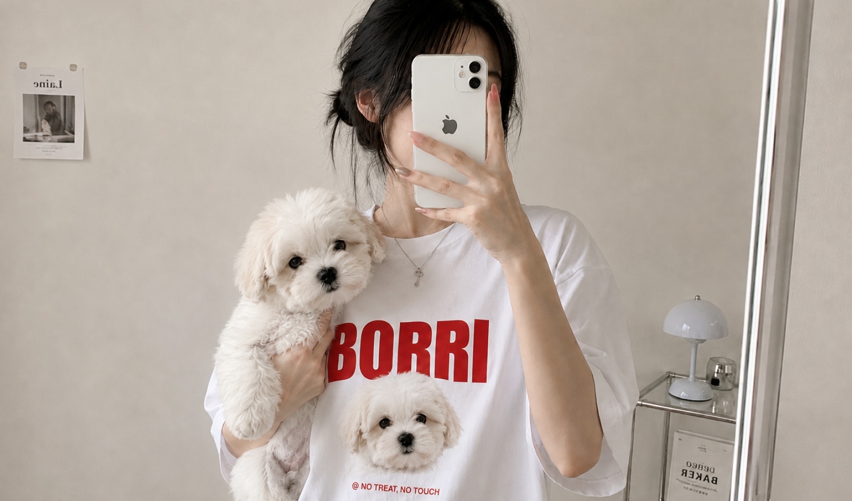 마플 반려동물 티셔츠 – 흰색 강아지 사진과 BORRI 이름을 인쇄한 커스텀 티셔츠를 입고 반려견을 안은 채 거울 셀카를 찍는 이미지