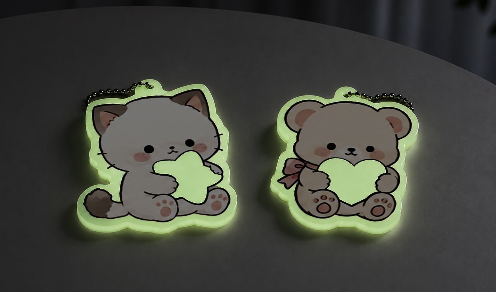 마플 야광 아크릴 키링 - 어두운 곳에서 고양이와 곰 캐릭터 외곽선과 손에 든 모양이 연둣빛으로 빛나는 키링