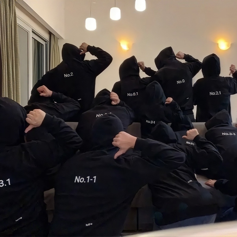 마플 단체 후드집업 제작 – 개인별 번호를 등판에 프린팅한 블랙 후드집업을 맞춰 입고 포즈를 취한 단체 이미지