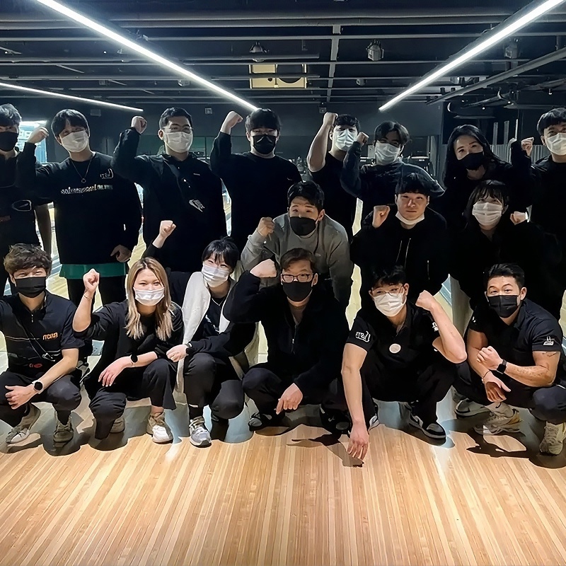 마플 단체 맨투맨 제작 – 블랙 컬러 단체 의류를 맞춰 입고 함께 포즈를 취한 크루 단체 사진