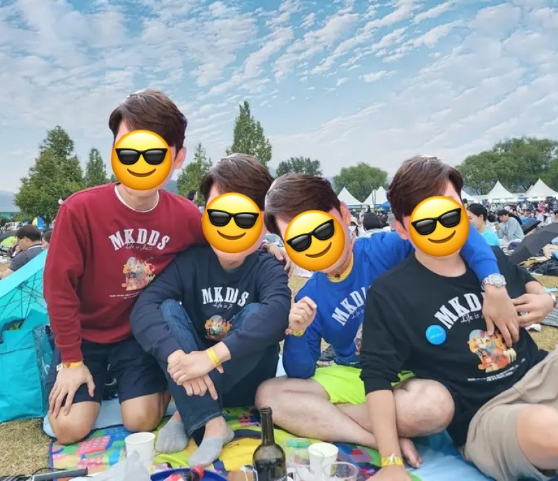 마플 친구 단체 맨투맨 – 동일한 캐릭터와 MKDDS 레터링을 프린팅한 레드, 네이비, 블루, 블랙 맨투맨을 맞춰 입은 친구들 이미지