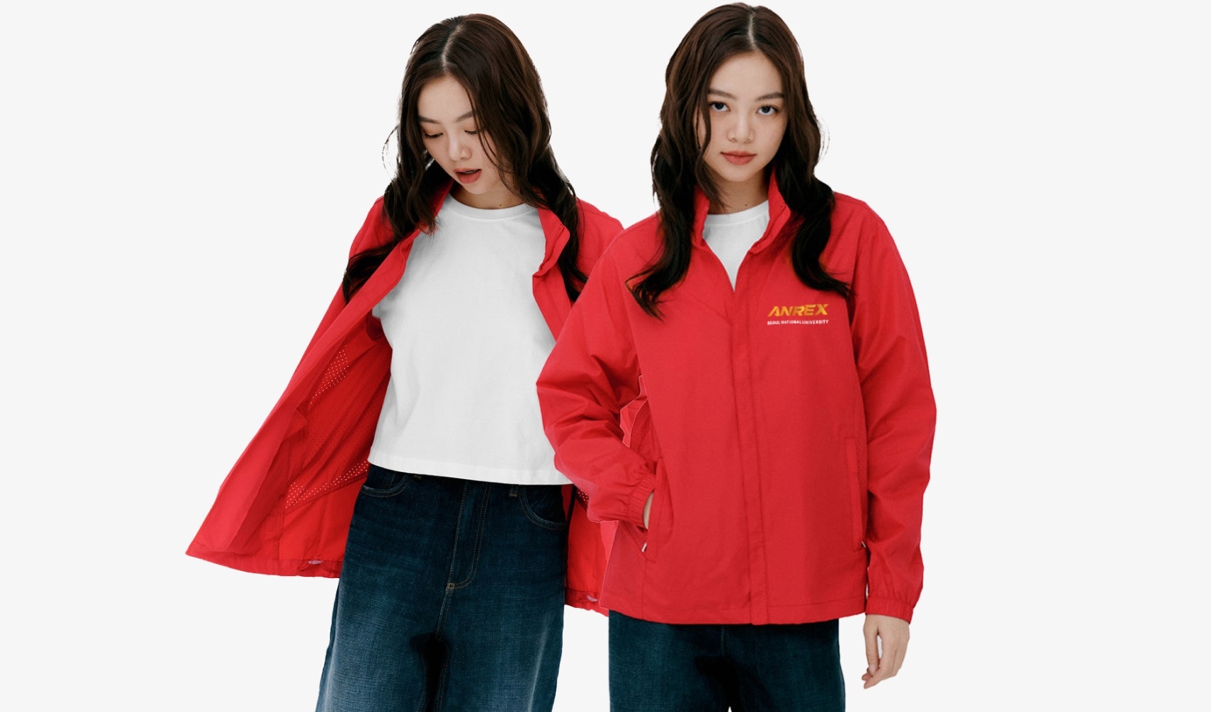 마플 커스텀 바람막이 – 가슴에 로고를 프린팅한 레드 바람막이를 착용한 여성 모델의 정면 착용 이미지