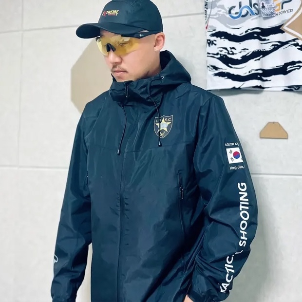 마플 커스텀 바람막이 – 가슴 로고와 태극기 패치, 소매 레터링을 프린팅한 네이비 바람막이를 착용한 남성 이미지